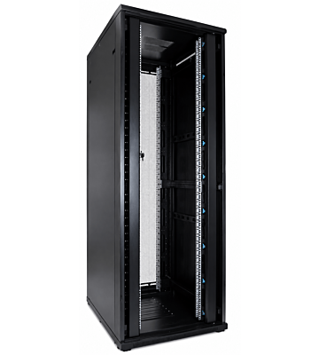 Armadio server 47U con doppie porte anteriori e posteriori perforate, dimensioni 800x800x2200 mm (LxPxA).