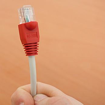 Fai scorrere l'occhiello sul connettore