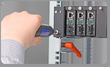 Strumento per il montaggio di accessori per armadi server da 19 pollici