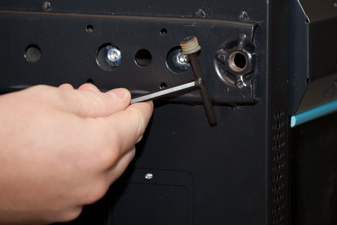 Rimuovere i coperchi sotto l'armadio del server